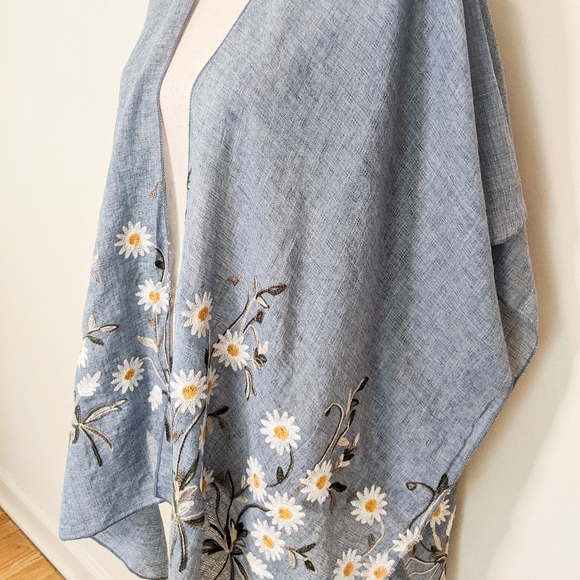 SOLD NWT Embroidered Daisy Kimono - Picture 3 of 5